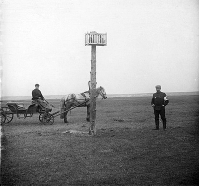 1904_levagott_kinaiak_fejei_egy_ketrecben_az_ut_menten_az_orosz-japan_haboru_idejen_cr.jpg