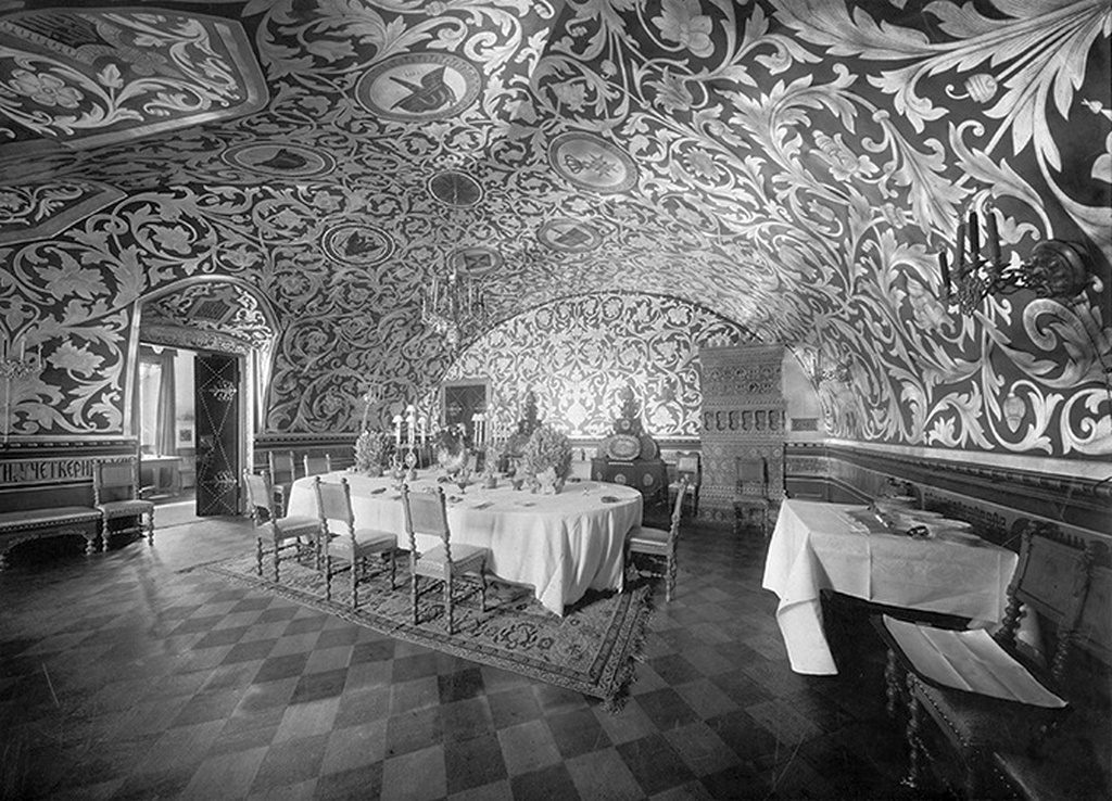 1906-10_kozott_az_ezredparancsnoki_ebedlo_a_lovasezred_laktanyajaban_szentpetervarott_cr.jpg