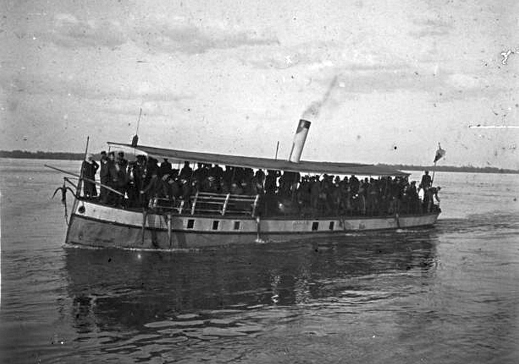1906-10_kozott_tulterhelt_gozhajo_jekatyerinoszlavnal_ma_dnyipro_ukrajna_cr.jpg