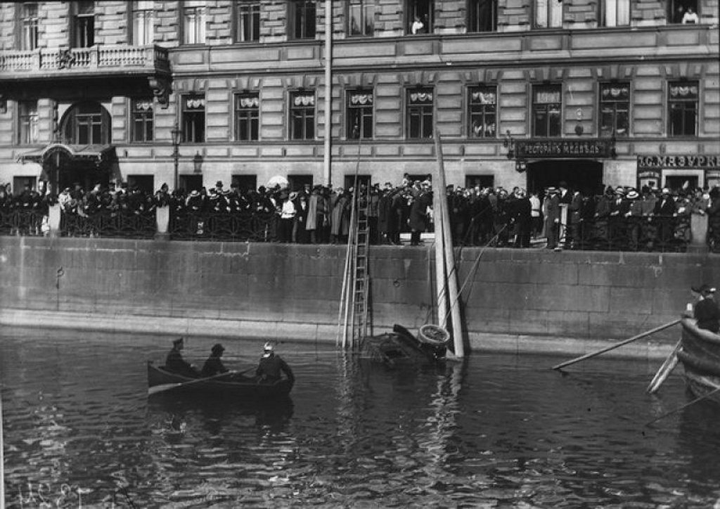 1912_tuzoltok_emelik_ki_konsztantyin_gartong_istallomester_autojat_a_petervari_mojka_folyobol.jpg