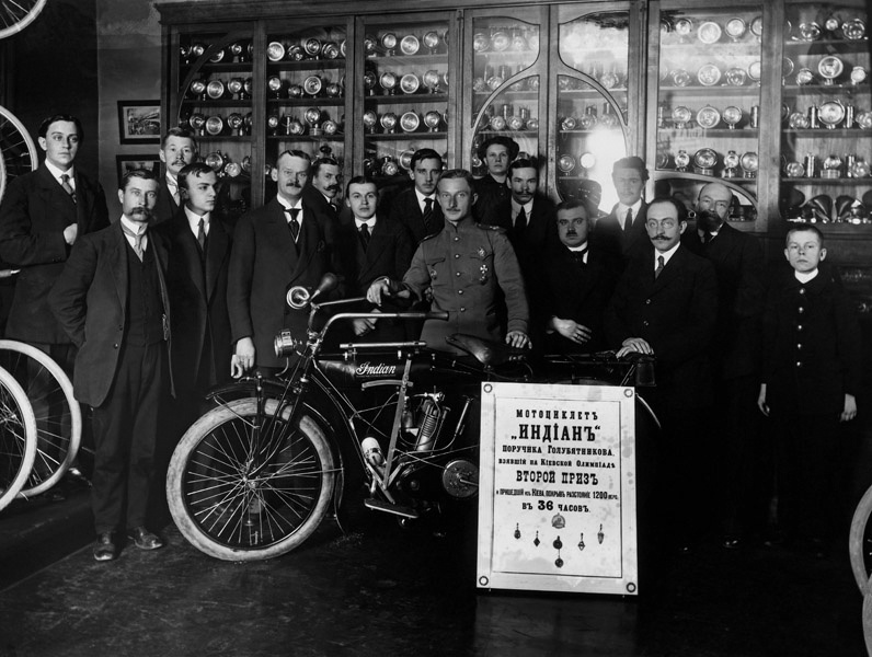 1913_a_szentpetervari_pobeda_kereskedohaz_alkalmazottai_es_az_elso_vevoje_az_uj_indian_gyartmanyu_amerikai_motorkerekpanak.jpg