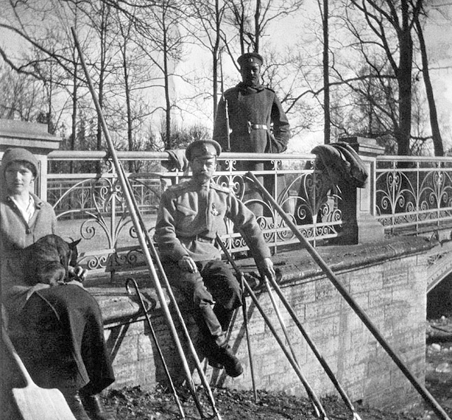 1917_a_letartoztatott_ii_miklos_car_csaladjaval_orizetben_carszkoje_szelo-ban.jpg