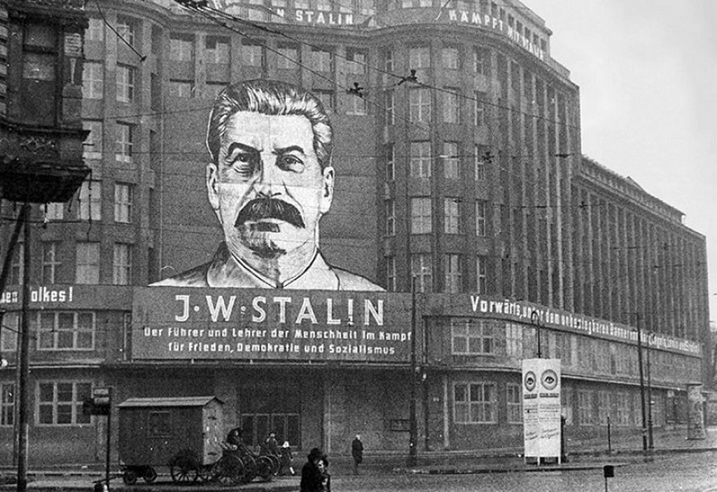 1950_sztalin_portre_a_nemet_kommunista_part_szekhazanak_homlokzatan_kelet-berlinben_ndk.jpg