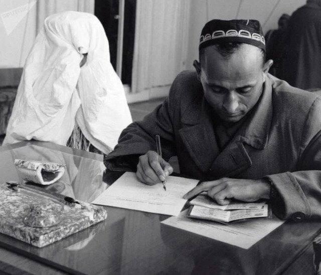 1970-es_evek_bride_and_groom_apply_for_marriage_registration_tajikistan_ssr_soviet_union.jpeg