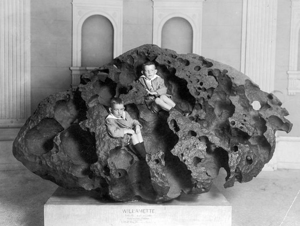1911_two_boys_sitting_inside_the_willamette_meteorite_at_the_american_museum_of_natural_history_in_new_york_city.jpeg