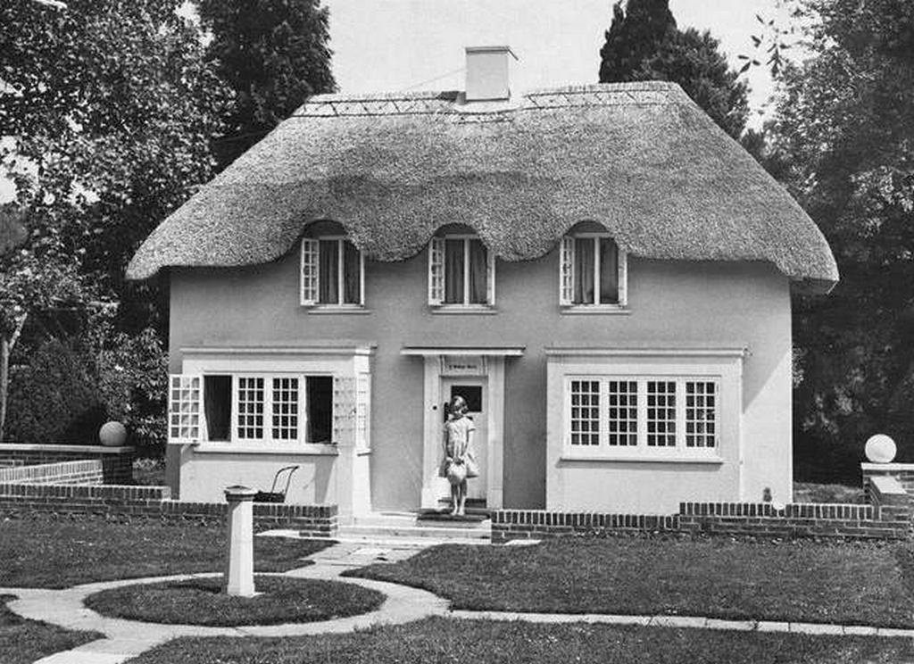 1932_the_future_queen_elizabeth_in_front_of_a_playhouse_gifted_to_her_and_princess_margaret_by_the_people_of_wales.jpeg
