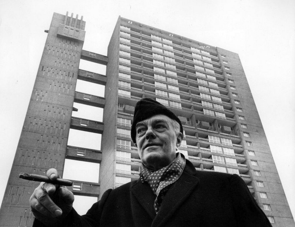 1968_goldfinger_erno_az_altala_tervezett_brutalista_stilusu_balfron_tower_elott.jpg