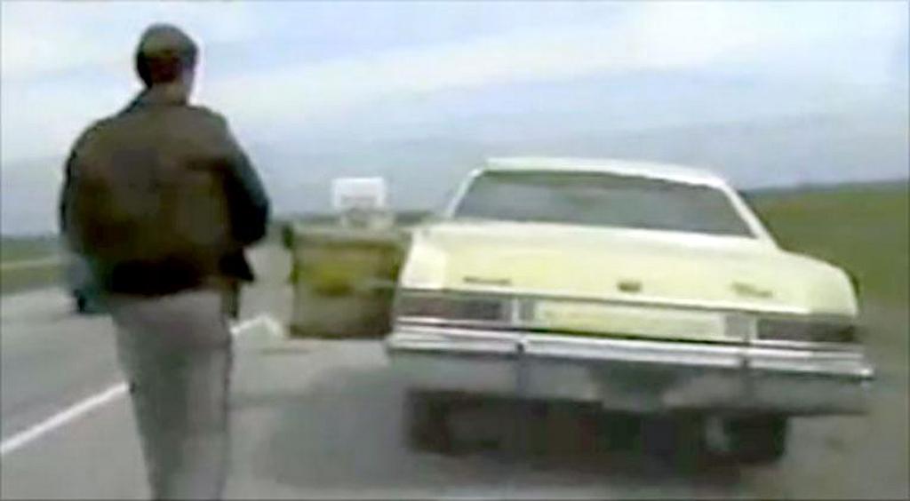 1995_oklahoma_state_trooper_charlie_hanger_performing_a_routine_traffic_stop_for_driving_without_a_license_plate_90_minutes_earlier_the_driver_timothy_mcveigh_of_this_vehicle_committed_the_oklahoma_city_bombing.jpeg