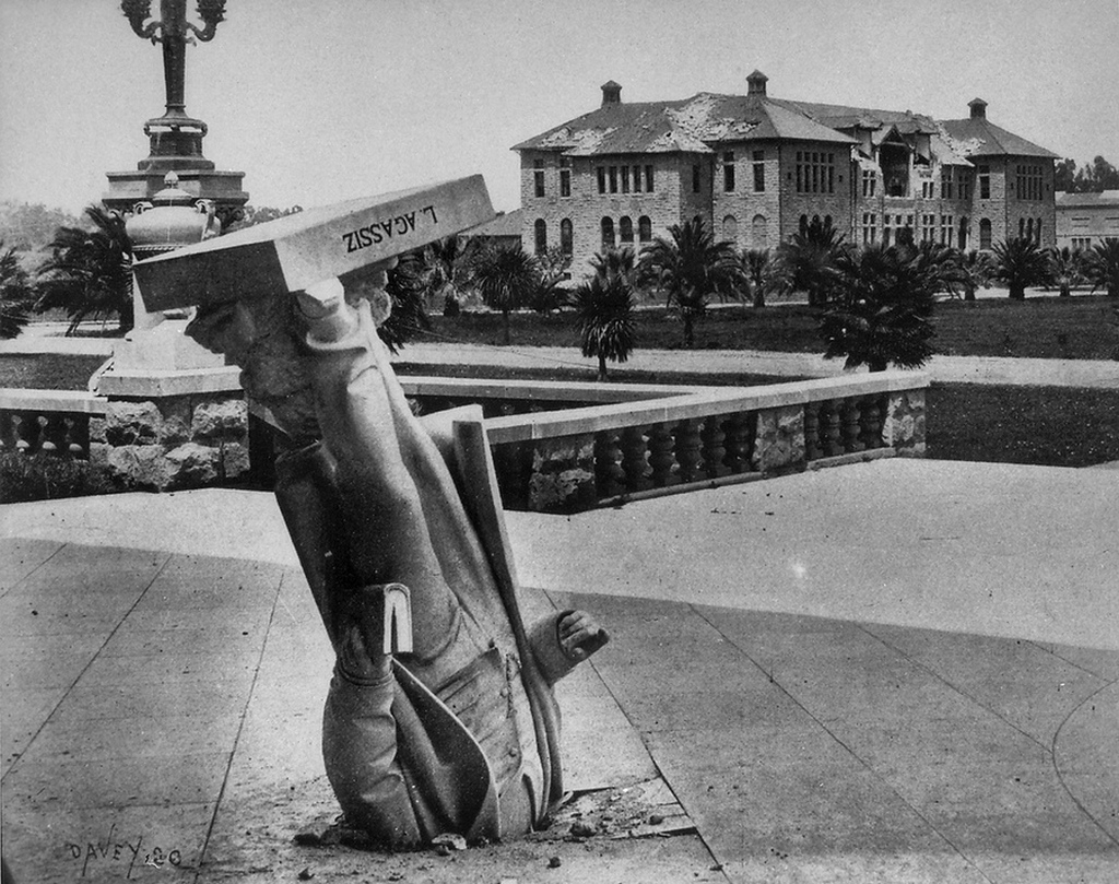 1906_a_kaliforniai_stanford_egyetem_lezuhant_homlokzati_szoboralakja_a_foldbe_furodva_a_foldrenges_utan.jpg