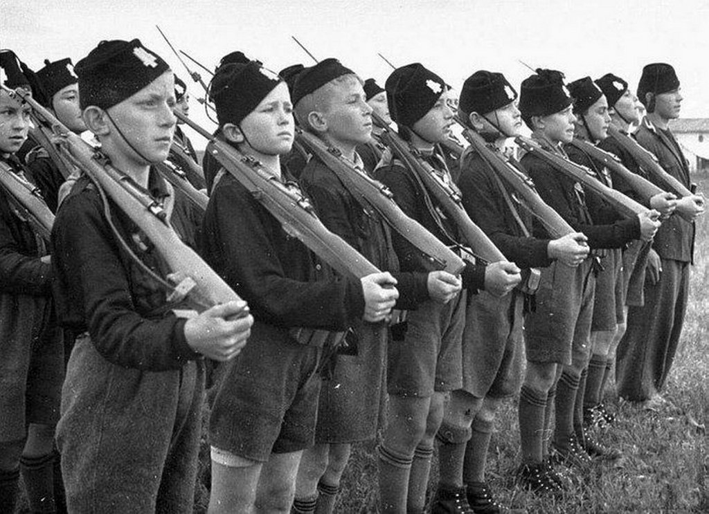 1930-as_evek_balilla_olasz_gyermekfasiszta_szervezet_tagjai_mint_a_a_hitler_jugend2.jpeg