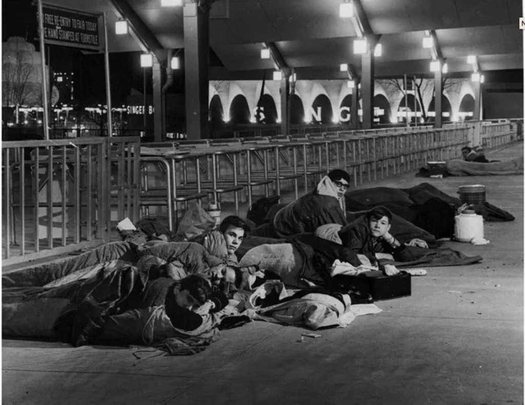 1964_the_nyc_worldsfair_bunch_of_kids_sleeping_out_overnight_to_be_the_first_ones_into_the_fair_when_it_opened.jpg