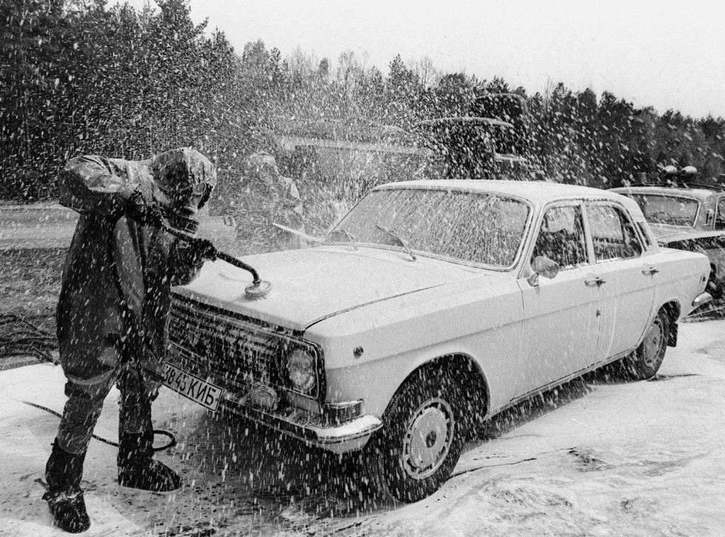 1986_a_car_leaving_the_chernobyl_exclusion_zone_is_decontaminated_pripyat.jpeg