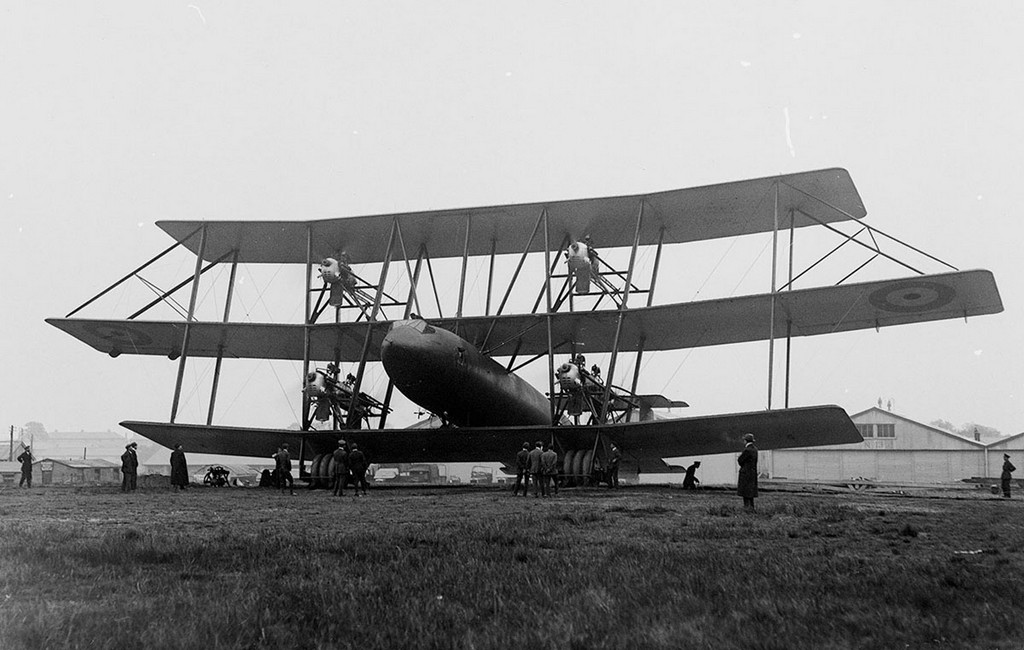 1919_a_tarrant_haromfedelu_repulogep_tesztrepulese_farnborough-ban_angliaban_a_repules_katasztrofalisan_vegzodott_a_gep_lezuhant_mindket_pilota_eletet_vesztette.jpg