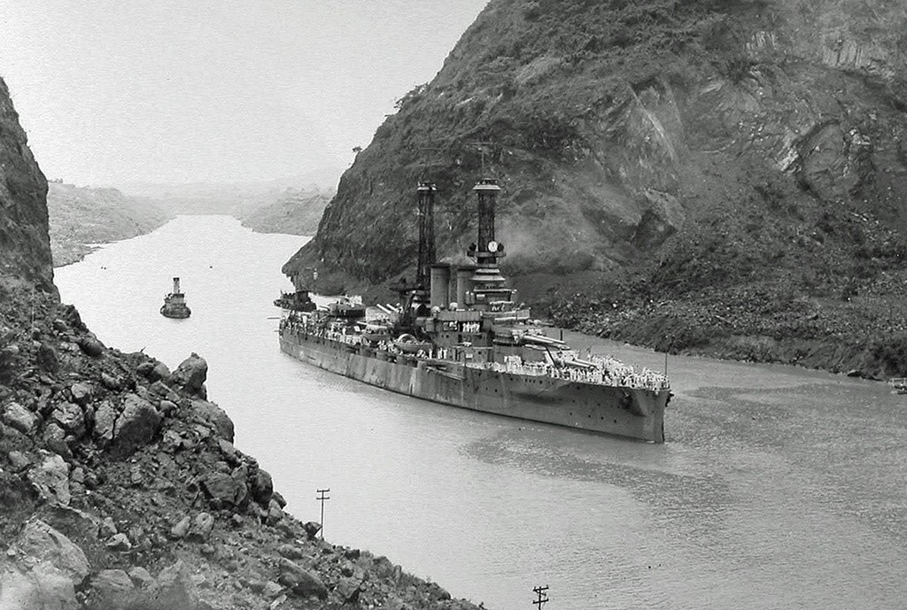 1919_a_uss_arkansas_csendes-oceani_flotta_hajoja_athalad_a_panama-csatornan.jpg