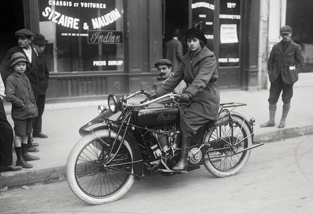 1919_egy_no_oldalkocsis_motoron_pozol_az_utcan_parizsban_franciaorszagban.jpg