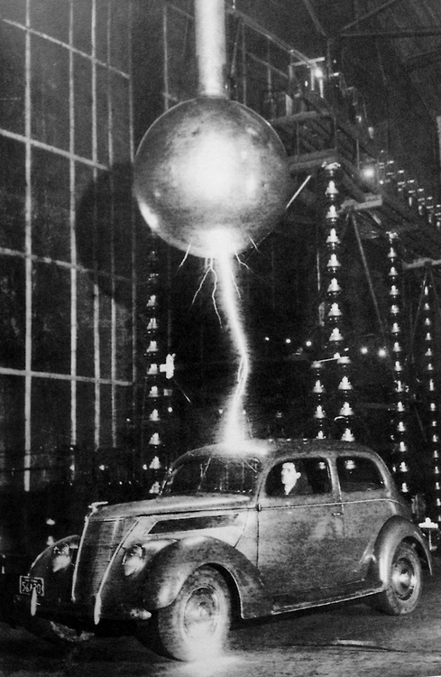 1940-es évek. Három millió Voltos kisülés járja át az autót a Westinghouse Electric Corporation pittsburgh-i villám-tesztjében.jpg