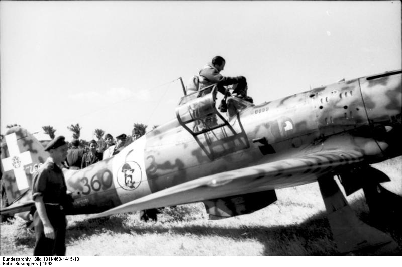 1943. Olasz Macchi C.205 vadászgép Tunéziában, az észak-afrikai hadjárat során..jpg