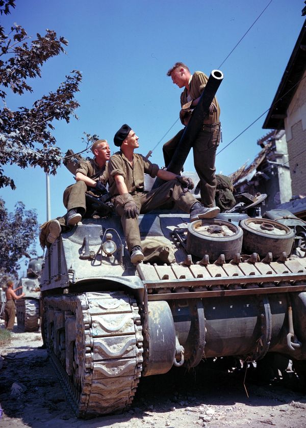 1944. június. Kanadai Sherman tank legénysége Caen-nál..jpg