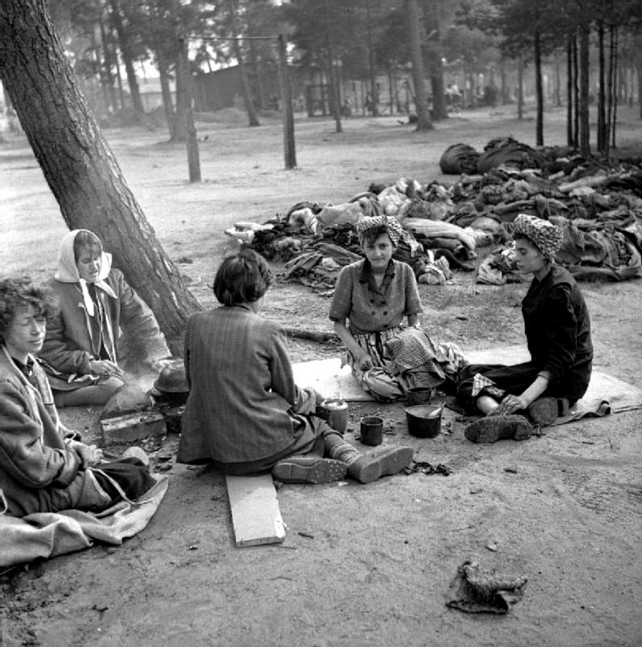 1945. április 18. A frissen felszabadított bergen-belseni tábor lakói ebédet főznek a halottak közvetlen közelében..jpg
