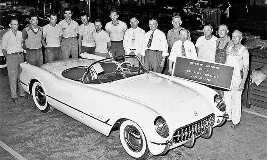 1953. június 30. Az első Chevrolet Corvette legördült a szalagról. Flint, Michigan..jpg