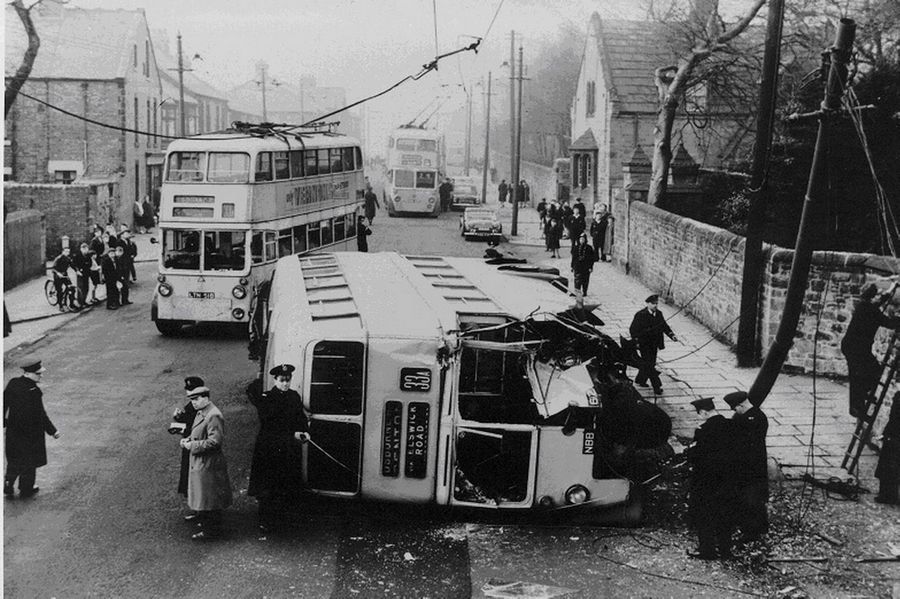 1959. Emeletes trolibusz balesete a Bellwell Lane-en, Newcastle-ben..jpg