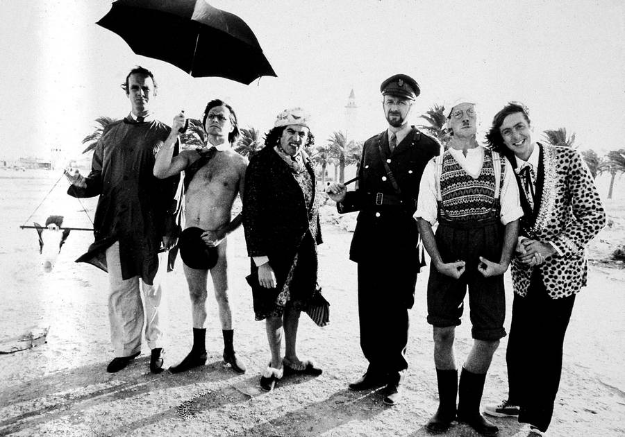 1970-es évek eleje. A Monty Python csoport valahol a közel-keleten. A brit abszurd humor megtestesítői, idén 45 éve alakultak meg..jpg