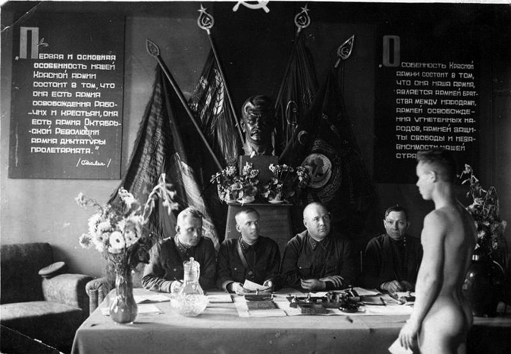 1930-as_evek_a_szovjet_voros_hadsereg_sorozobizottsaga_elott.jpg