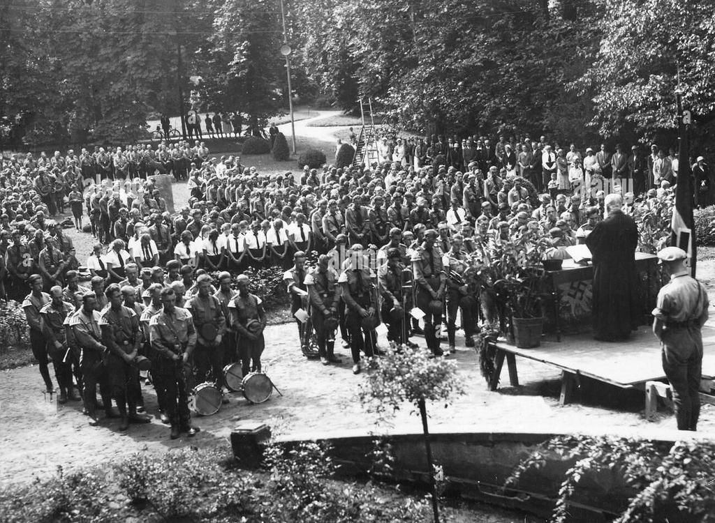 1933_evangelikus_istentisztelet_a_hitlejugend_es_a_nemet_lanyszovetseg_bdm_tagjainak.jpeg