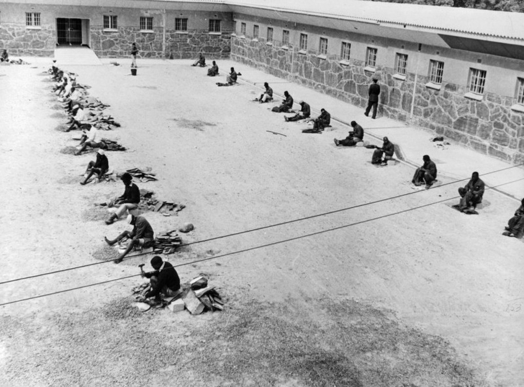 1964_rabok_dolgoznak_a_hirhedt_del-afrikai_robben-bortonszigeten_ami_10_kilometerre_fekszik_fokvarostol_az_elso_sorban_ulok_kovet_tornek_a_hatsok_rabruhat_varrnak.jpg