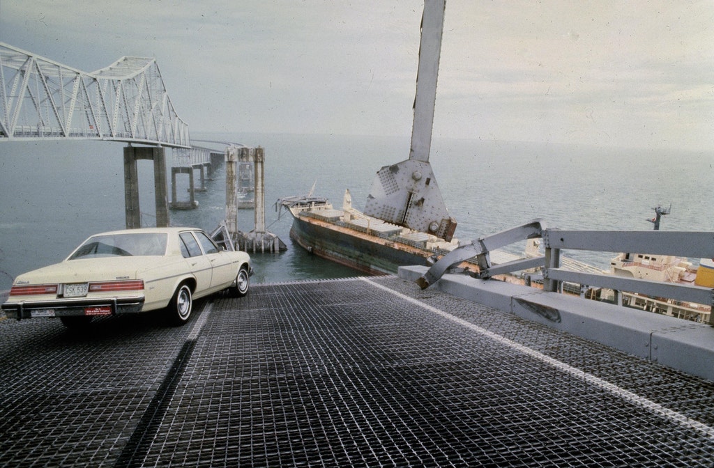 1980_a_floridai_sunshine_skyway_hid_egy_szakasza_osszedolt_miutan_egy_teherhajo_sodrodott_a_pillereinek_a_hidrol_lezuhano_autokban_es_buszokban_35-en_haltak_meg_st_pete_tampa_florida_usa.jpg