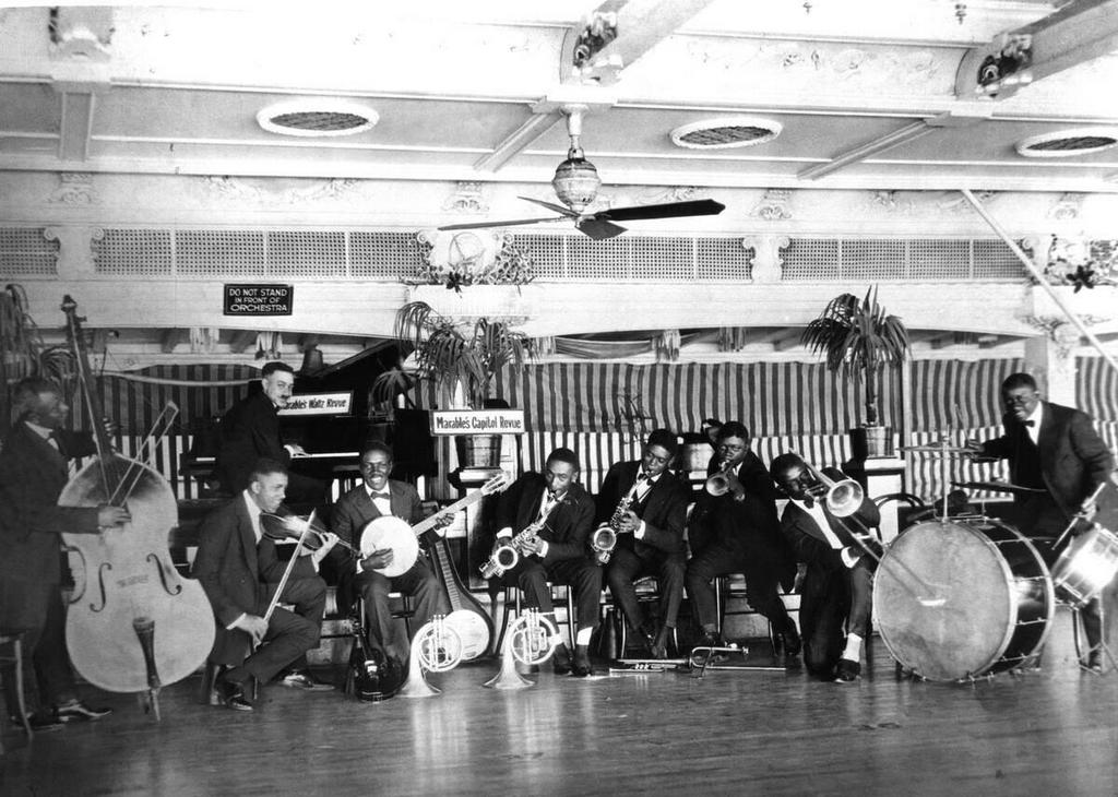 1920_korul_amerikai_dixieland-zenekar_jobbrol_a_harmadik_louis_armstrong.jpeg