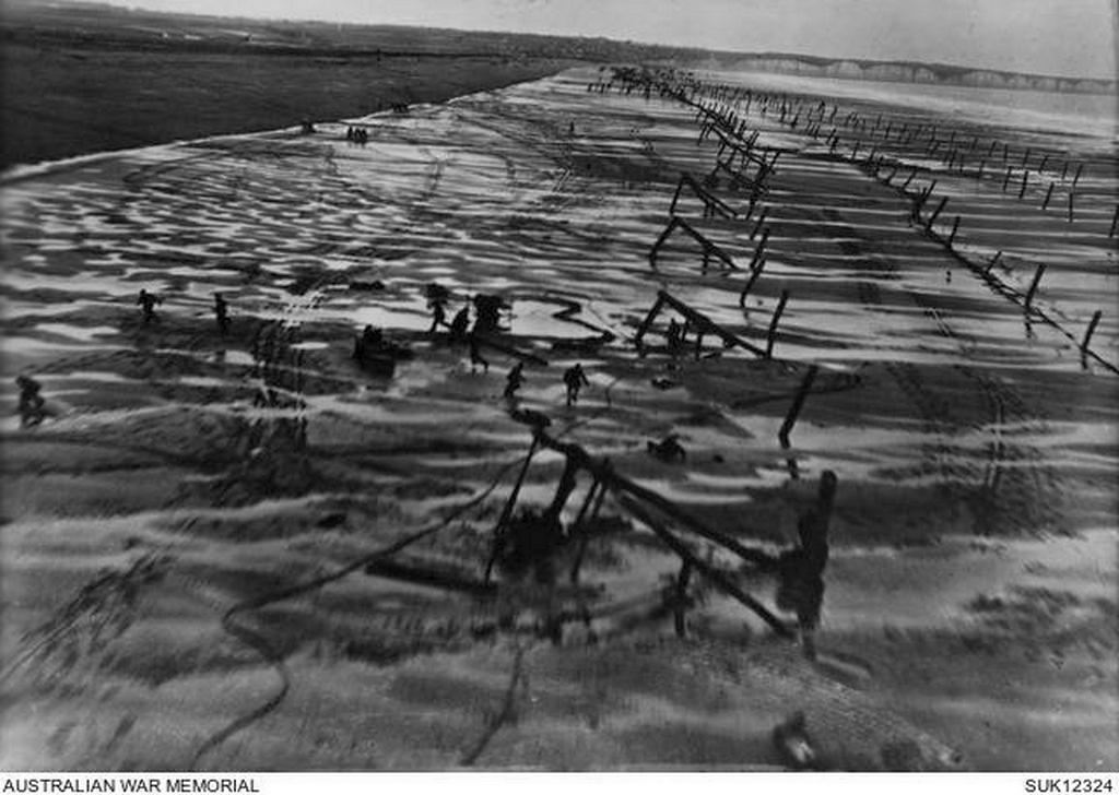 1944_junius_nemetek_menekulnek_mikozben_egy_brit_raf_felderito_repulogep_elrepul_felettuk_normandia_franciaorszag.jpeg