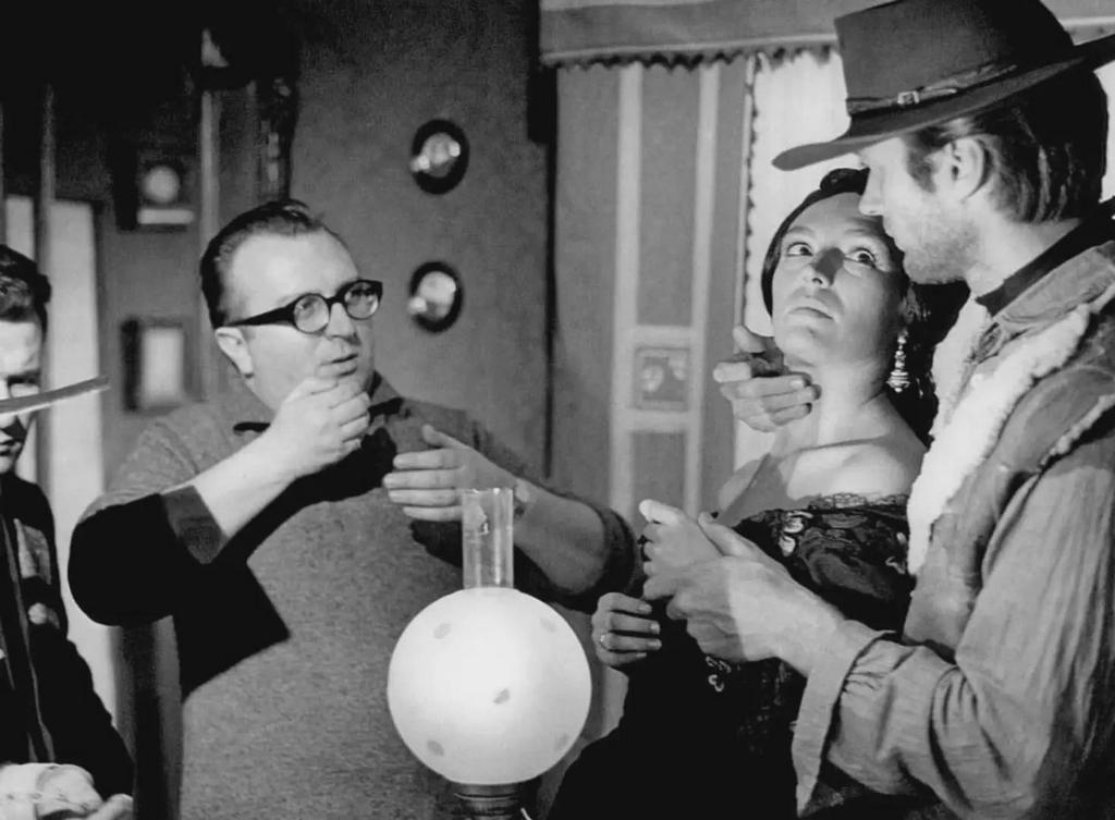 1964_sergio_leone_rendezo_instrualja_clint_eastwoodot_az_egy_mareknyi_dollarert_cimu_western_forgatasan.jpeg