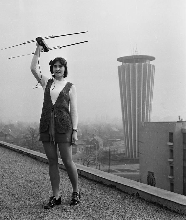 1973_lany_egy_antennaval_az_mhsz-epulet_tetejen_budapesten.jpeg