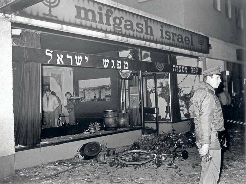 1982_a_nyugat-berlini_zsido_etterem_ellen_elkovetett_robbantasos_merenylet_helyszine_egy_14_honapos_gyermek_halt_meg_a_szelsojobboldali_akcioban.jpeg