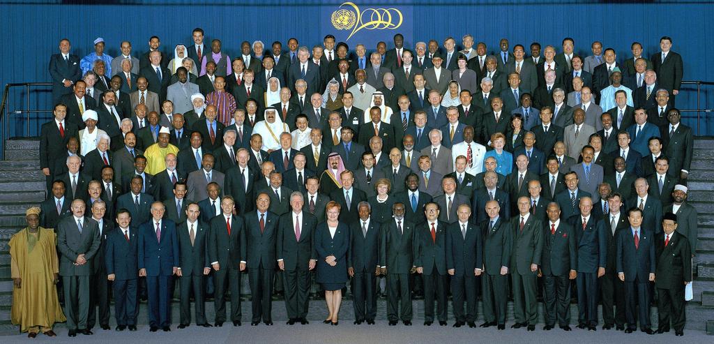 2000_150_allamfot_fotoztak_egyutt_az_ensz_millenniumi_csucstalalkozojan_new_yorkban.jpeg