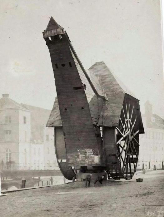 1885_korul_taposomalom-daru_a_belga_mechelenben_a_hajok_ki-_es_berakodasahoz_hasznaltak_gyerekek_hajtottak_meg.jpeg