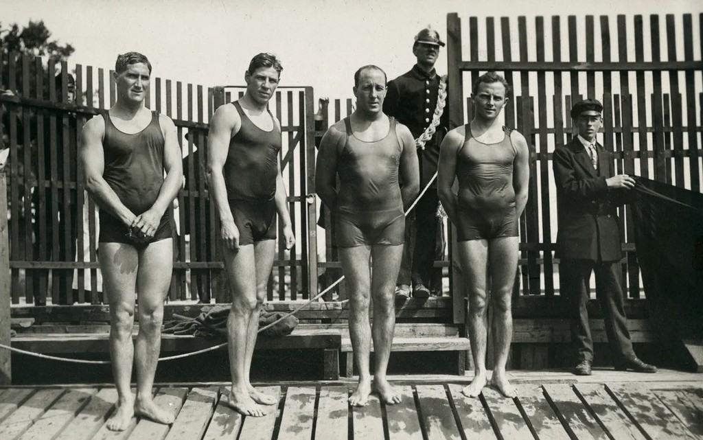1912_az_ausztral_ferfi_uszocsapat_az_1912-es_stockholmi_olimpian_1_arany_1_ezust_es_2_bronzerem_a_merleguk.jpg