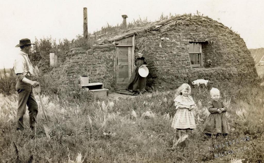 1914_eszak-dakotai_csalad_otthonuk_elott_cr.jpg