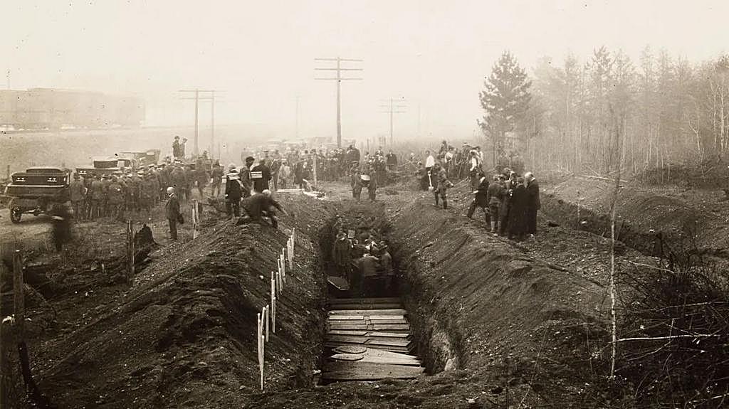 1918_azonosithatatlan_aldozatok_tomeges_temetese_a_minnesotai_cloquet_erdeotuz_utan_amiben_38_telepules_egett_le_es_453_aldozattal_jart.jpeg