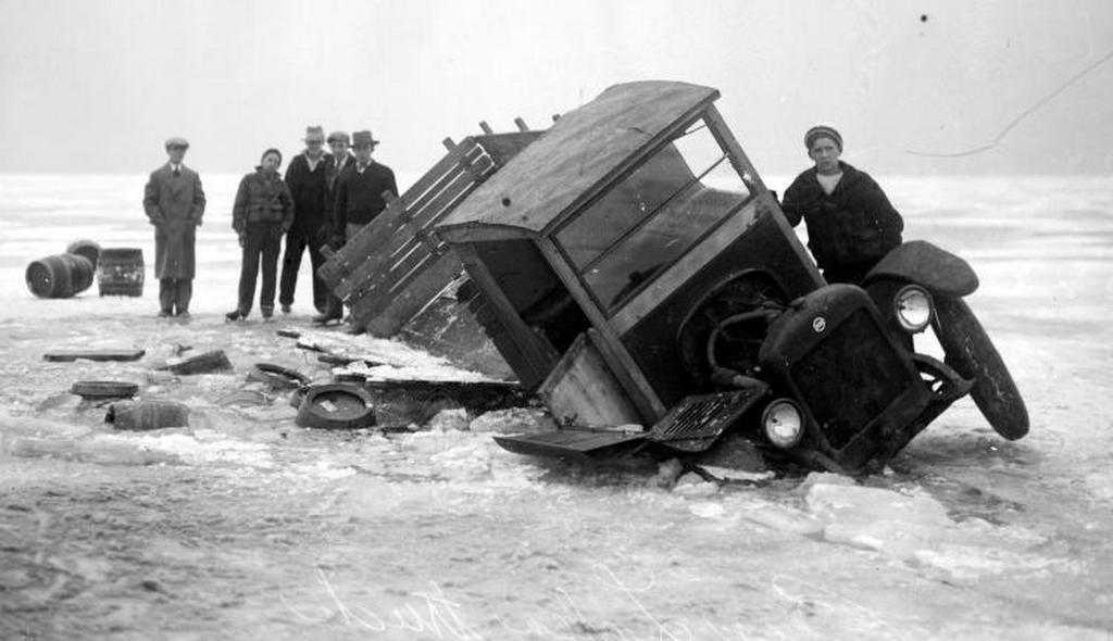 1920-as_evek_kanada_es_az_egyesult_allamok_hataran_a_detroit-folyon_szerencsetlenul_jart_szeszcsempesz_gepkocsija.jpeg