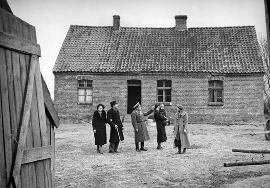 1939_megszallt_lengyel_teruletre_egy_elkobzott_videki_gazdasagba_betelepedo_nemet_csalad.jpeg