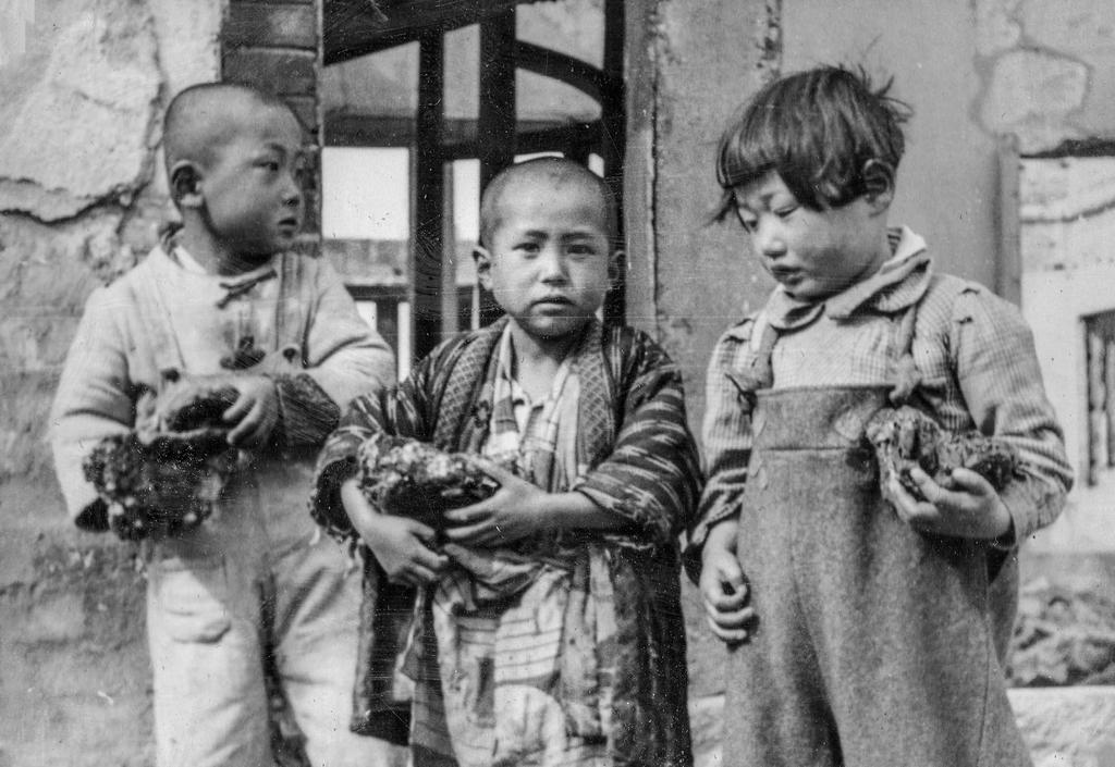 1948_hirosimai_gyerekek_az_altaluk_gyujtott_az_atomrobbanasban_megegett_kovekkel_cr.jpg