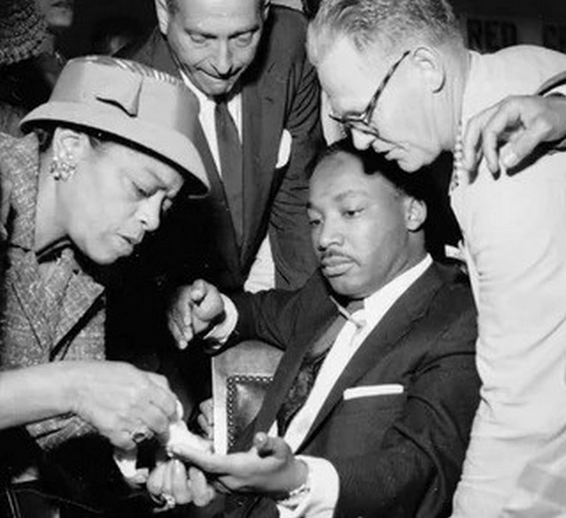 1958_martin_luther_king_fekete_polgarjogi_aktivistat_egy_konyvesboltban_dedikalas_kozben_egy_mentalisan_zavart_no_mellkason_szurta_egy_lavelbonto_kessel_az_alig_egy_centimeterrel_az_aota_melle_furodott.jpg