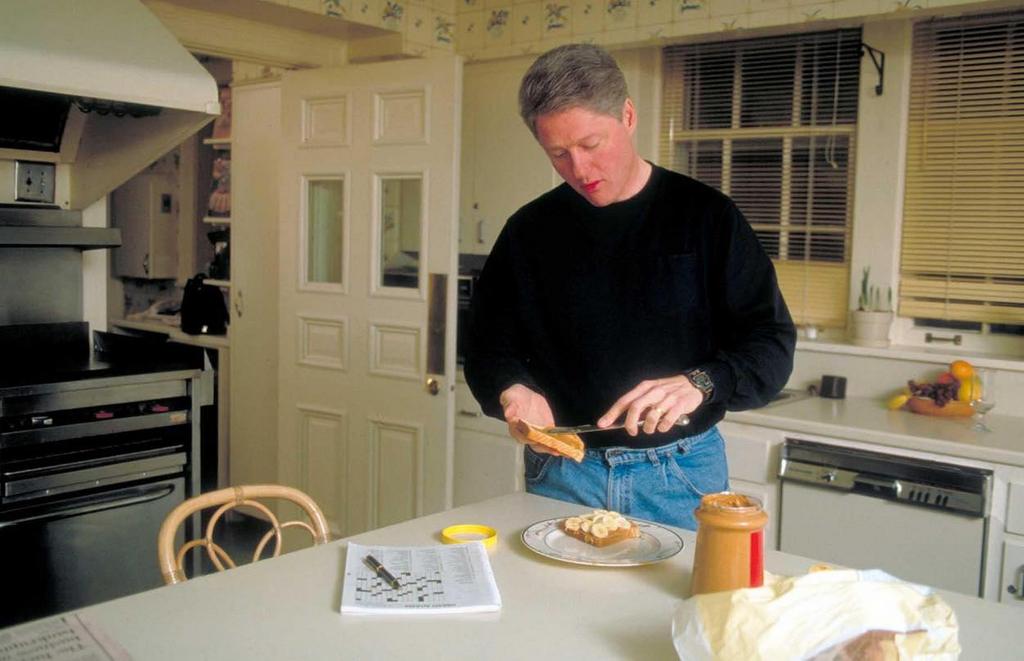 1992_bill_clinton_arkansasi_kormanyzokent_mogyorovajas_bananos_szendvicset_keszit_otthonaban.jpeg