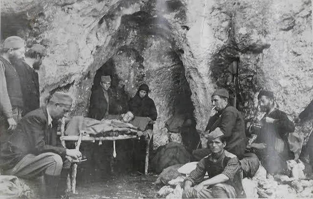 1944_szerb_csetnikek_egy_barlangban_a_megszallt_jugoszlaviaban.jpeg