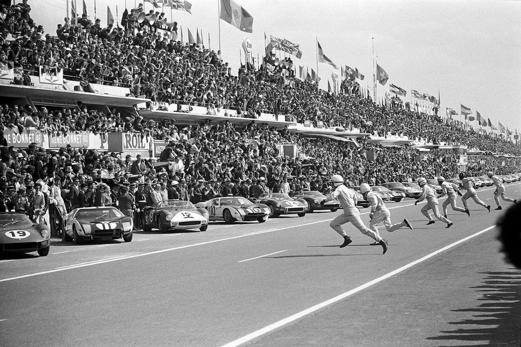 1964_start_of_the_race_during_the_24_hours_of_le_mans.jpg