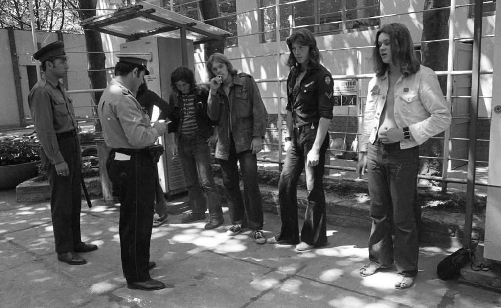 1973_a_siofok_strand_bejaratanal_kulfoldi_fiatalokat_igazoltatnak_a_rendorok_mert_ruhajukon_amerikai_katonai_jelzeseket_viselnek_fortepan_urban_tamas.jpg