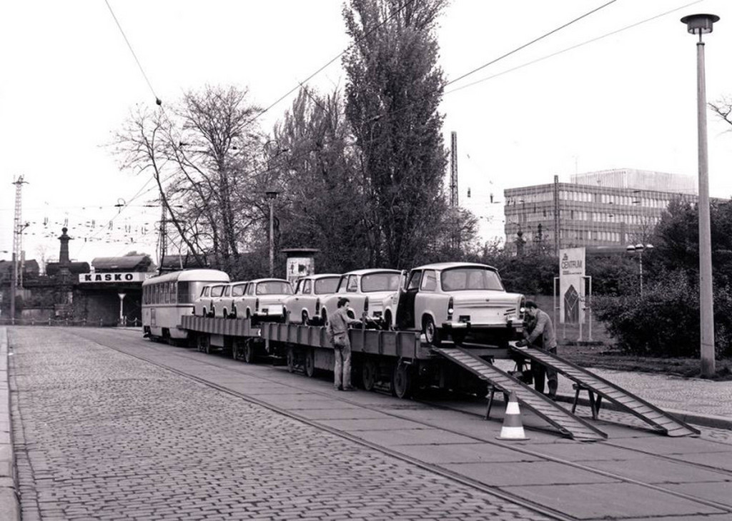 1983_trabantok_szallitasa_villamosok_altal_vontatott_kocsikon_magdeburg_ndk.jpeg
