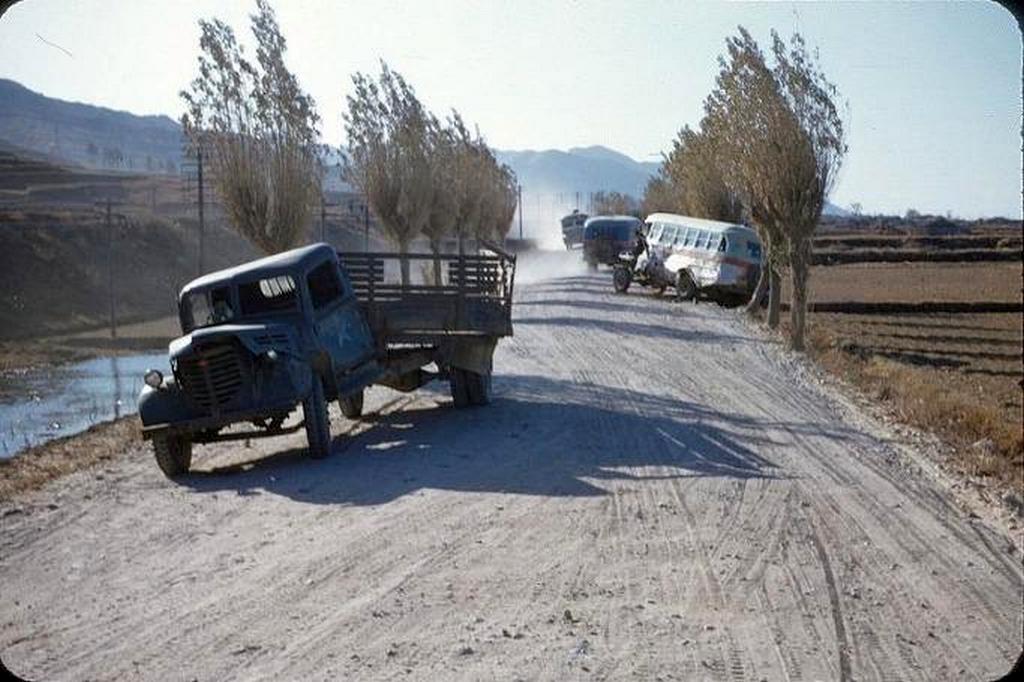 1953_toyota_teherauto_es_egy_busz_balesete_a_puszani_orszaguton_del-koreaban_a_koreai_haboru_vege_fele.jpeg